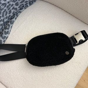 Black Sherpa lululemon belt bag